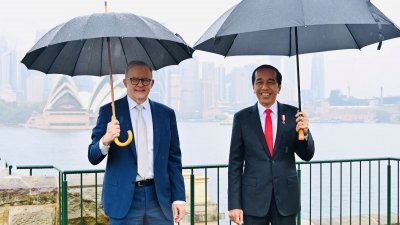 印尼总统佐科与澳洲总理阿尔巴尼斯于周二，在著名的悉尼歌剧院前合影。（图取自印尼总统府/路透社）