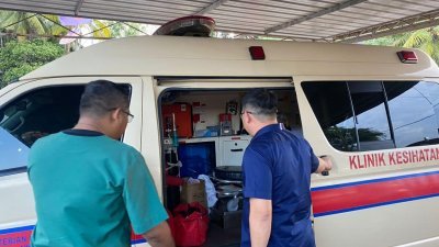 林添顺（右）检查巴罗政府诊所救护车设备。