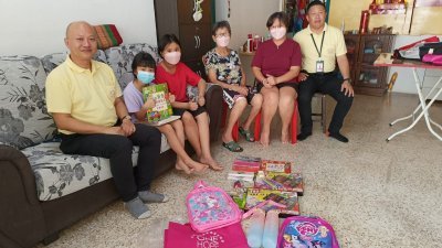 蔡瑞豪（坐起）前往探访陈氏一家，并呼吁社会大众捐款协助该家庭，保证姐妹花5年的生活及教育费无忧。