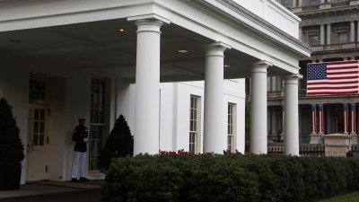 美国白宫西翼一间访客储物室发现一包不明粉末物品，经检验后证实是可卡因。（图取自路透社）