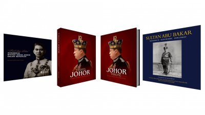 柔州政府推介3本记录柔王室事迹的书籍，左起：《遵从与忠诚：记忆中的柔佛苏丹依斯迈》、《柔佛宝座》、《苏丹阿布峇卡——君主、改革家、外交家》。
