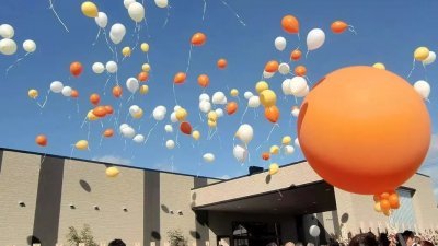 提供“气球葬礼”服务的日本Balloon Kobo公司，将装满氦气的气球送上平流层，让气球自然爆炸，骨灰散落天空。（图取自网络）