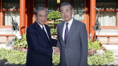 中共中央外办主任王毅（右）周四与到访的日本国际贸易促进协会会长河野洋平，在北京会面。（图取自中国外交部网站）