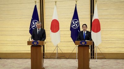 北约秘书长斯托尔滕贝格（左）和日本首相岸田文雄，1月31日在日本东京举行的联合新闻发布会上发表讲话。（路透社档案照）

