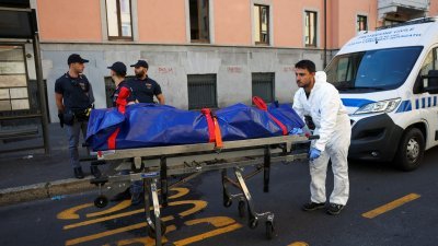 意大利米兰一家养老院晚间发生火灾，急救人员周五在现场运送遇难者遗体。（图取自路透社）