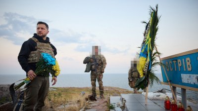 俄乌战争在周六满500天，乌克兰总统泽连斯基在这个日子造访在敖德萨地区，象征反抗精神的蛇岛。（图取自乌克兰总统府新闻处/路透社）