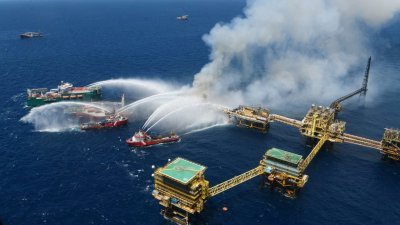 墨西哥湾南部坎佩切湾当地时间周五凌晨，一个由墨西哥国家石油公司（Pemex）运营的海上石油平台发生大火，造成至少2名工人丧生，另有一名工人失踪。（图取自墨西哥国家石油公司/路透社）
