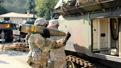 2016年在韩国霍维营举行的装载演习中，美国陆军士兵将155毫米的集束弹药子弹运装入车辆。（图取自美国陆军/路透社）