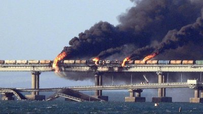 2022年10月8日，一辆卡车在连接克里米亚和俄罗斯的克里米亚大桥上爆炸起火，浓烟滚滚，部分路段受损坍塌。（法新社档案照）