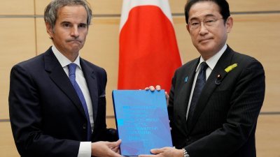 国际原子能机构总干事（IAEA）格罗西（左），上周二在日本东京首相官邸，向日本首相岸田文雄提交了IAEA关于福岛核污水排海的综合评估报告。（图取自路透社）