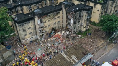巴西东北部伯南布哥州首府累西腓郊区，一栋4层公寓楼当地时间周五发生倒塌事故，救援人员正在现场展开搜救工作。（图取自路透社）