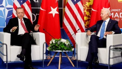 美国总统拜登（左）于去年6月29日，在西班牙马德里举行的北约峰会期间，会见土耳其总统埃尔多安。（路透社档案照）