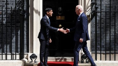 英国首相苏纳克周一在唐宁街10号，欢迎到访的美国总统拜登。（图取自路透社）