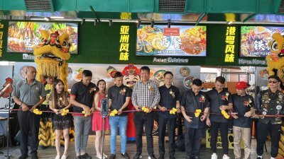 黄文标（左6起）与吴锡华出席皇朝厨房新张开幕典礼。