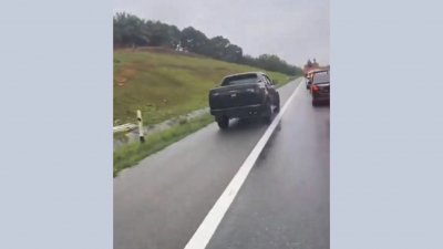 短视频画面显示，54辆车涉滥用南北大道紧急车道。（图取自网络）