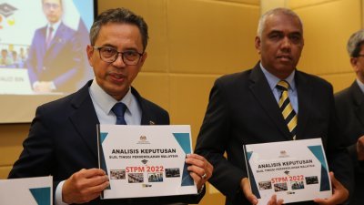 莫哈末法兹（左）公布霹雳州2022年大马高等学校文凭成绩，右为凯鲁丁。