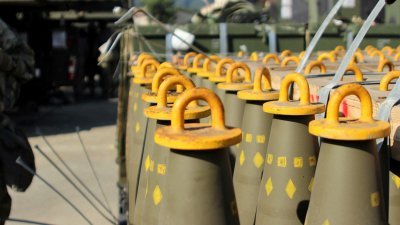 美国提供乌克兰的集束弹药，为双效改良型常规弹药（DPICM）。图为韩国的美国陆军霍维营车辆调配场，准备装载的数十枚双效改良型常规弹药档案照。（图取自美国陆军/路透社）