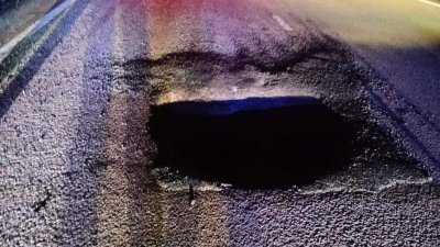 南北大道美露至安邦外环公路靠近蚬壳油站路段，出现一个约4尺乘4尺及8尺深的坑洞。（网络照片）