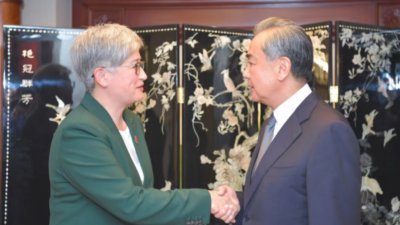 中共中央外事工作委员会办公室主任王毅（右）和澳洲外交部长黄英贤，周四晚在印尼雅加达会面。（图取自中国外交部网站）