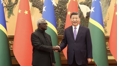 中国国家主席习近平（右）本月10日在北京人民大会堂会见来华进行正式访问的所罗门群岛总理索加瓦雷。（图取自中新社）