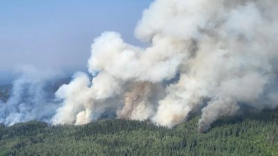 加拿大艾伯塔省的野火火场，冒出滚滚浓烟。（图取自艾伯塔野火部门/路透社）