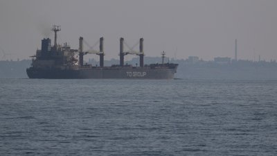 依据《黑海谷物协议》载运乌克兰谷物的最后一艘船只“TQ Samsun”号，当地时间周日上午已驶离乌克兰敖德萨港。（图取自路透社）