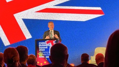 纽西兰总理希普金斯周一在奥克兰的中国商业峰会致词。（图取自路透社）