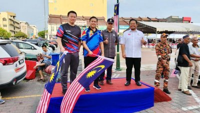 出席嘉宾为持下霹雳县爱国巡游车队挥旗仪式主持挥旗礼。出席者包括张玉刚、赛迪、阿末安南和峇都鲁。
