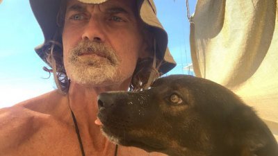 澳洲船员沙多克和他的狗贝拉，在太平洋上靠吃生鱼和喝雨水生存2个月后获救。（图取自澳洲九号电视台）