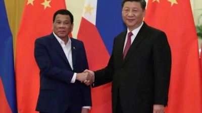 中国国家主席习近平（右）和菲律宾前总统杜特蒂。（图取自路透社）