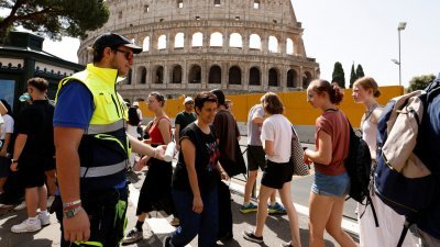 受热浪袭击，意大利预计未来几天气温将进一步上升。图为民防部门周二在罗马斗兽场外设立“援助站”，帮助民众应对高温。（图取自路透社）