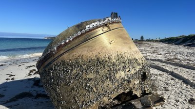 一个圆柱形金属物体，近日冲上澳洲珀斯附近一处海滩，澳洲航天局认为可能来自外国太空运载火箭。（图取自澳洲航天局推特）