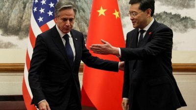 美国国务卿布林肯6月中旬访问中国时，中国国务委员兼外长秦刚在北京钓鱼台国宾馆与他会面。（图取自路透社）