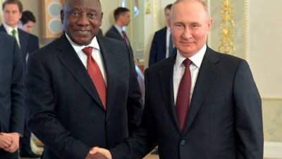 南非总统拉马福萨（左）上个月率领6位非洲国家领导人访问莫斯科期间，与俄罗斯总统普京握手，让媒体拍照。（路透社档案照）
