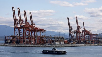 加拿大国际码头和仓库联盟上周罢工期间，原本繁忙温哥华港陷入停顿，集装箱上高耸的运输起重机没有运作。（路透社档案照）