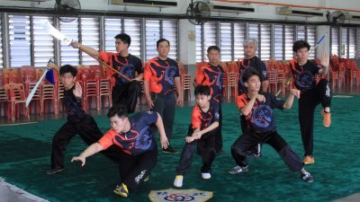 参加槟城“2023年武术节”的武术运动员和教练，前左起是温勇恒、程紫康、何俊澔、叶至恒及陈星耀；后左起是罗立衡、朱逸贤、陈才英及冯锦伦。