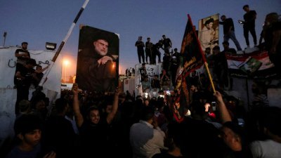 大批什叶派宗教领袖萨德尔的支持者于周四，聚集在瑞典驻伊拉克巴格达大使馆。（图取自路透社）