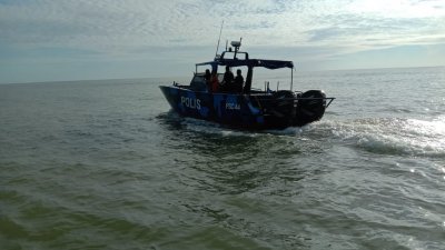 2艘渔船被巨浪打翻后，搜寻队伍出海搜寻的失踪者。