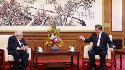 中国国家主席习近平（右）周四在北京钓鱼台国宾馆会见美国前国务卿基辛格。（图取自中国日报/路透社）