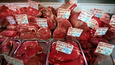 英国一家肉店的柜台上，陈列店家出售的新鲜肉。（路透社档案照）
