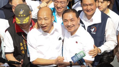 台湾的中国国民党周日召开第21届第3次全代会，总统参选人侯友宜（前右）、前高雄市长韩国瑜（前左）出席，两人会前一同接受媒体访问。（图取自中央社）