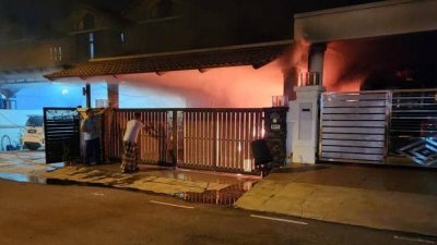 太子城一间住家疑遭纵火，一辆轿车70%被烧毁。