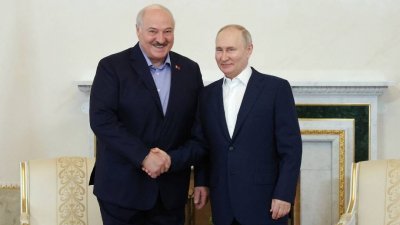 俄罗斯总统普京（右）和白罗斯总统卢卡申科，当地时间周日在俄罗斯圣彼得堡举行会谈后合影留念。（图取自俄罗斯卫星通讯社/路透社）
