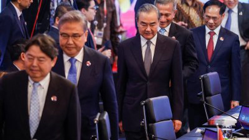 中共中央外办主任王毅（前排右3）上周四出席东盟与中日韩（10+3）外长会，左1为日本外长林芳正。（图取自路透社）