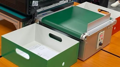 海外选民邮寄选票后，新加坡选举局将使用文件扫描仪，先对选票信封进行一轮核对，之后再算票。
