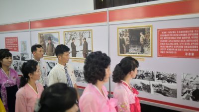 朝鲜平壤民众于上周三参观在人民文化宫举办的全国摄影展，纪念朝鲜战争结束70周年。（图取自法新社）