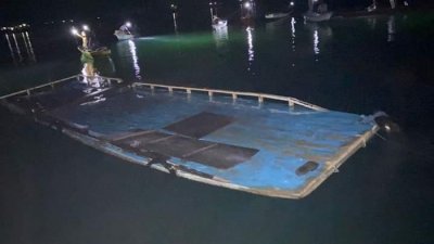 一艘渡轮周一在苏拉威西岛外海倾覆沉没。（图取自Detik.com）