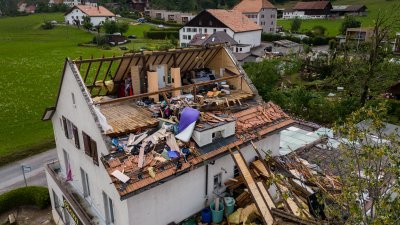 拉绍德封附近勒克雷迪洛克地区一栋房子的屋顶，在周一的猛烈风暴袭击中被吹掉。（图取自法新社）