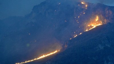 意大利西西里岛热浪持续，野火在一处山上蔓延。（图取自意大利安莎通讯社/法新社）