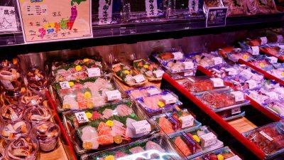 在香港一家超市，贩售来自日本的进口鱼的料理。香港政府早前已宣布，若日方一意孤行排放核废水，会禁止从日本10个县进口食品。（图取自路透社）